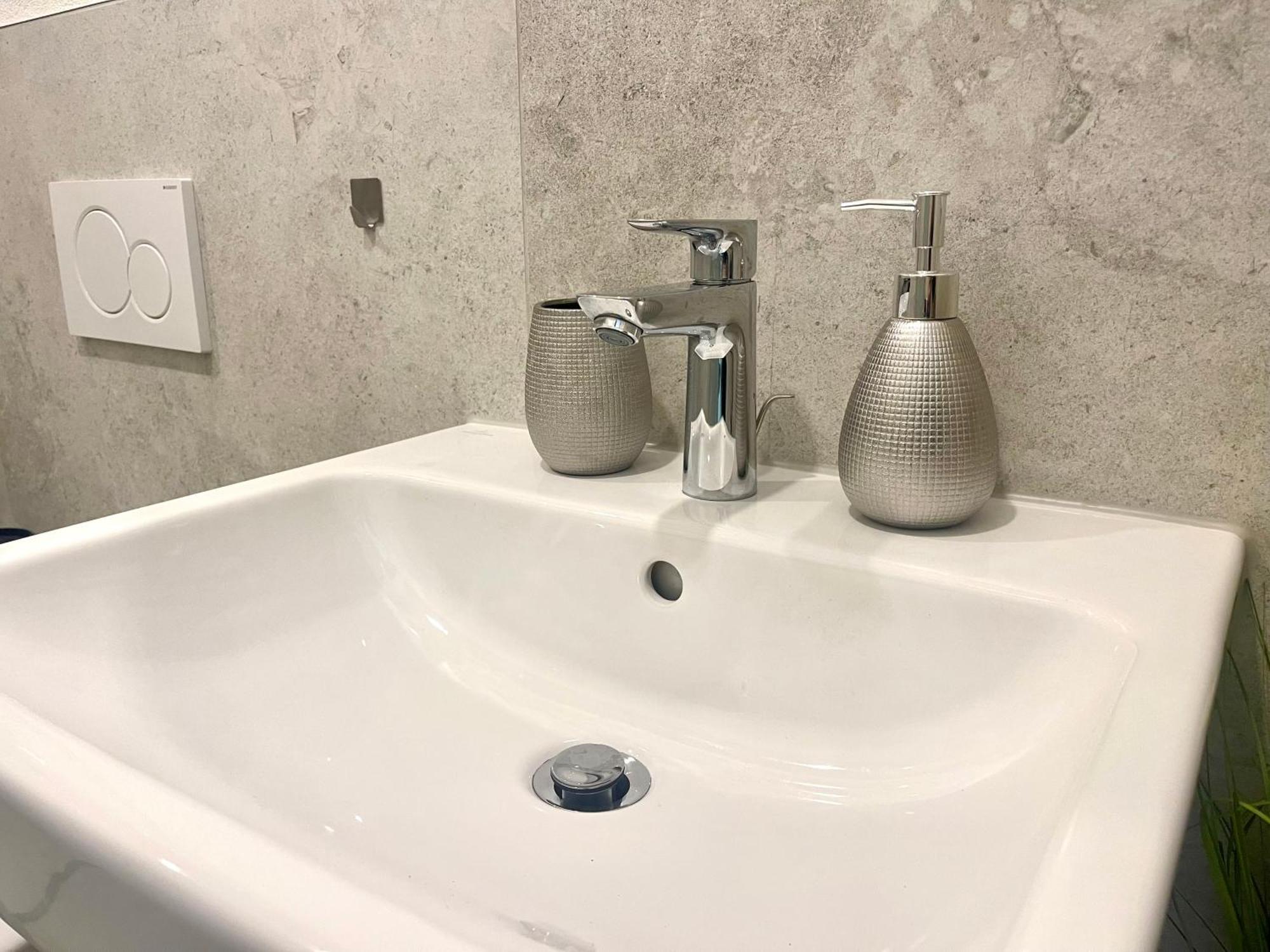 Neu Schwarzwald Zimmer Am Schloessle Goldstadt بفورتسهايم المظهر الخارجي الصورة